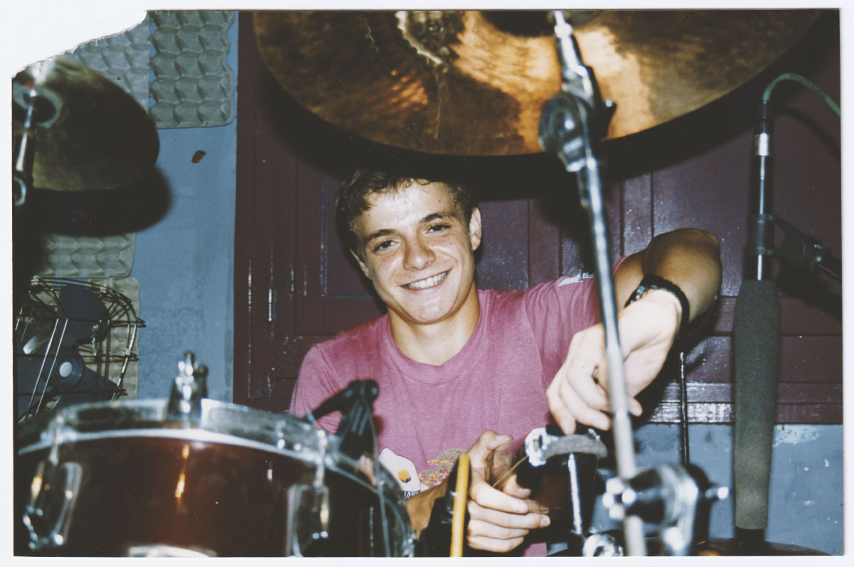 Tito ajustando su batería